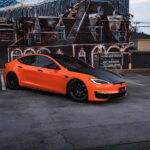 Автомобил с наситено оранжево гланцово защитно фолио GSWF Gloss Bright Orange за спортна и модерна визия.