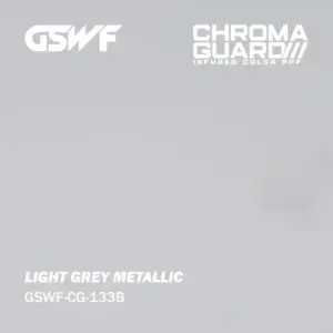 Модерен луксозен автомобил със светлосиво металик фолио GSWF Light Grey Metallic – технологичен блясък и пълна TPU защита срещу камъчета.