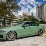 GSWF Military Olive Paint Protection Film върху автомобил – гланцов military olive green финиш