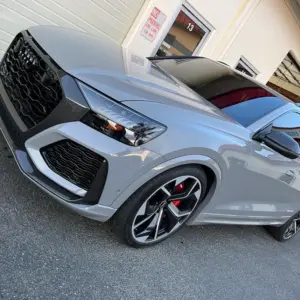 Модерен автомобил с фолио GSWF Nardo Grey – легендарен сив гланц и пълна TPU защита срещу камъчета и драскотини.