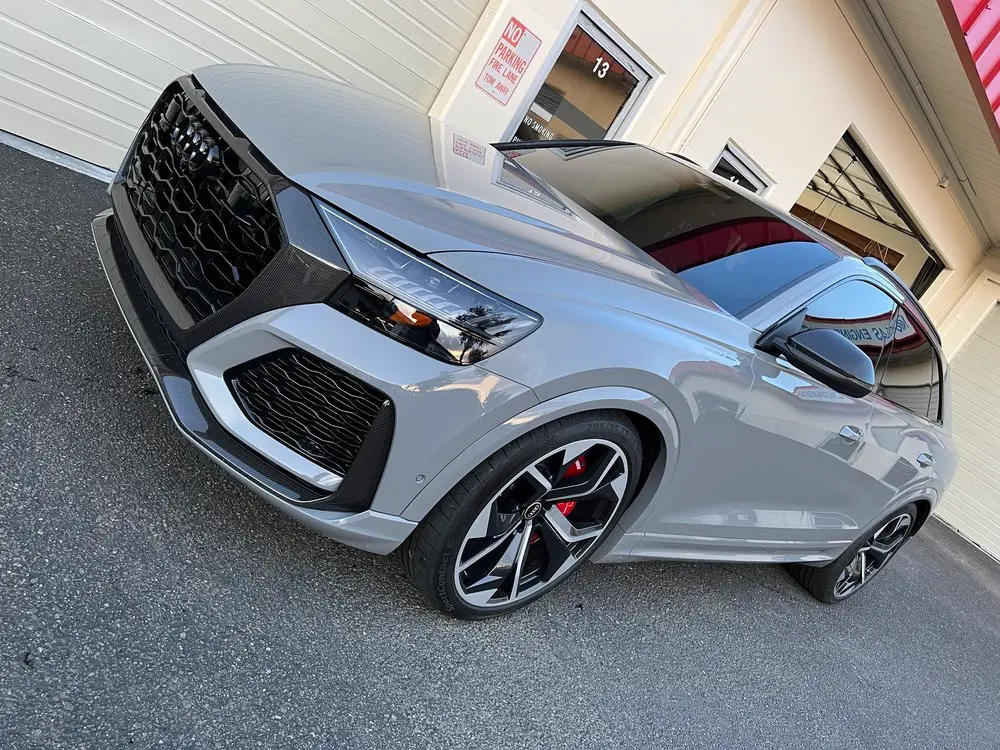 Модерен автомобил с фолио GSWF Nardo Grey – легендарен сив гланц и пълна TPU защита срещу камъчета и драскотини.